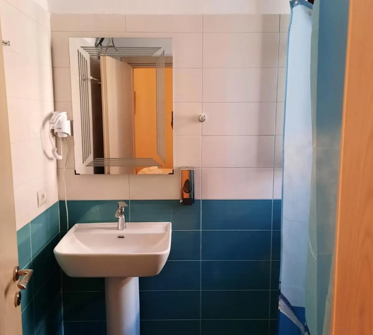 Hotel & Restorant Vjosa Tepelene 0*,  ألبانيا